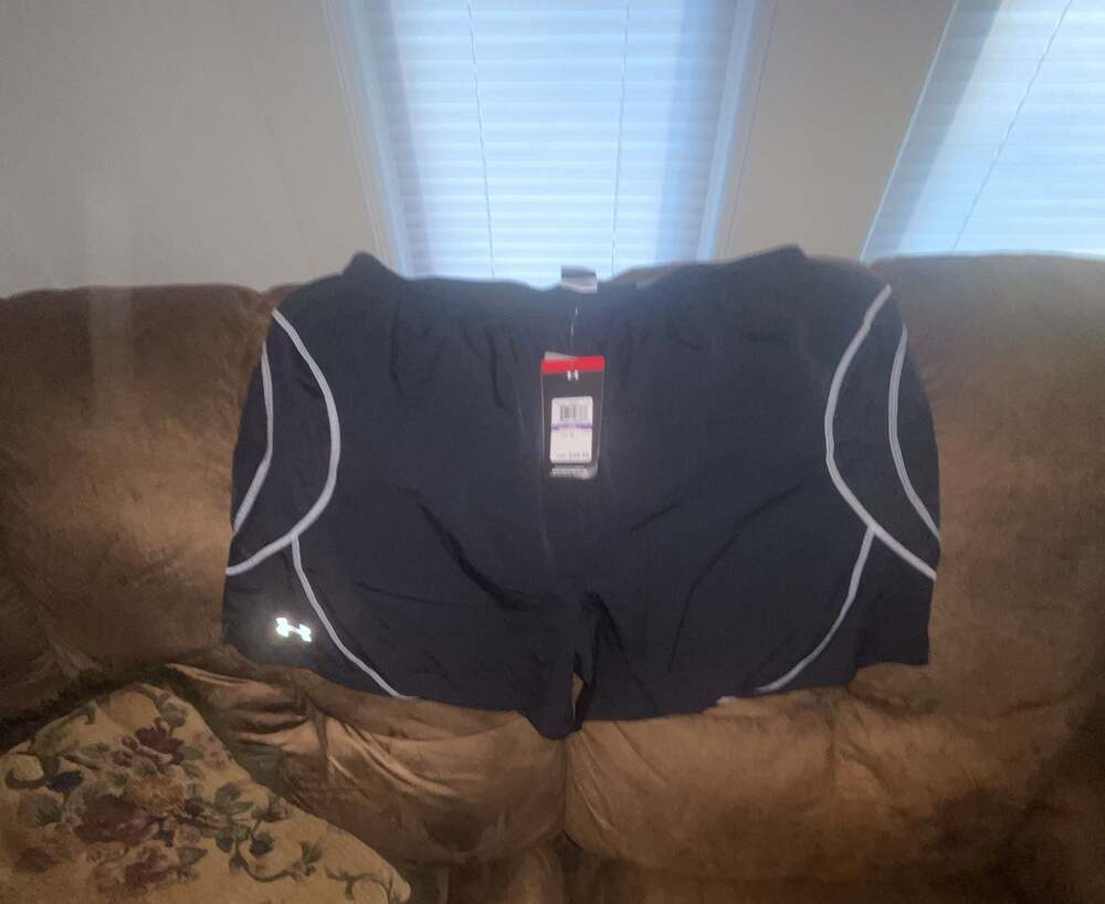 Under Armour Men's Black Athletic Shorts with Piping Size XXL New with Tags